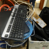 Basura electrónica tal como teclados, cables de red, cables de extensiones, 