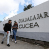 Muro con el nombre "Universidad de Guadalajara y CUCEA "