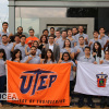 Estudiantes de ingenierías en computación, mecánica, electrónica y civil de la UTEP, posan con las autoridades del CUCEA afuera de rectoría. 