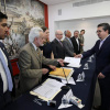 Maestro Alberto Castellanos entrega documentos a las autoridades 