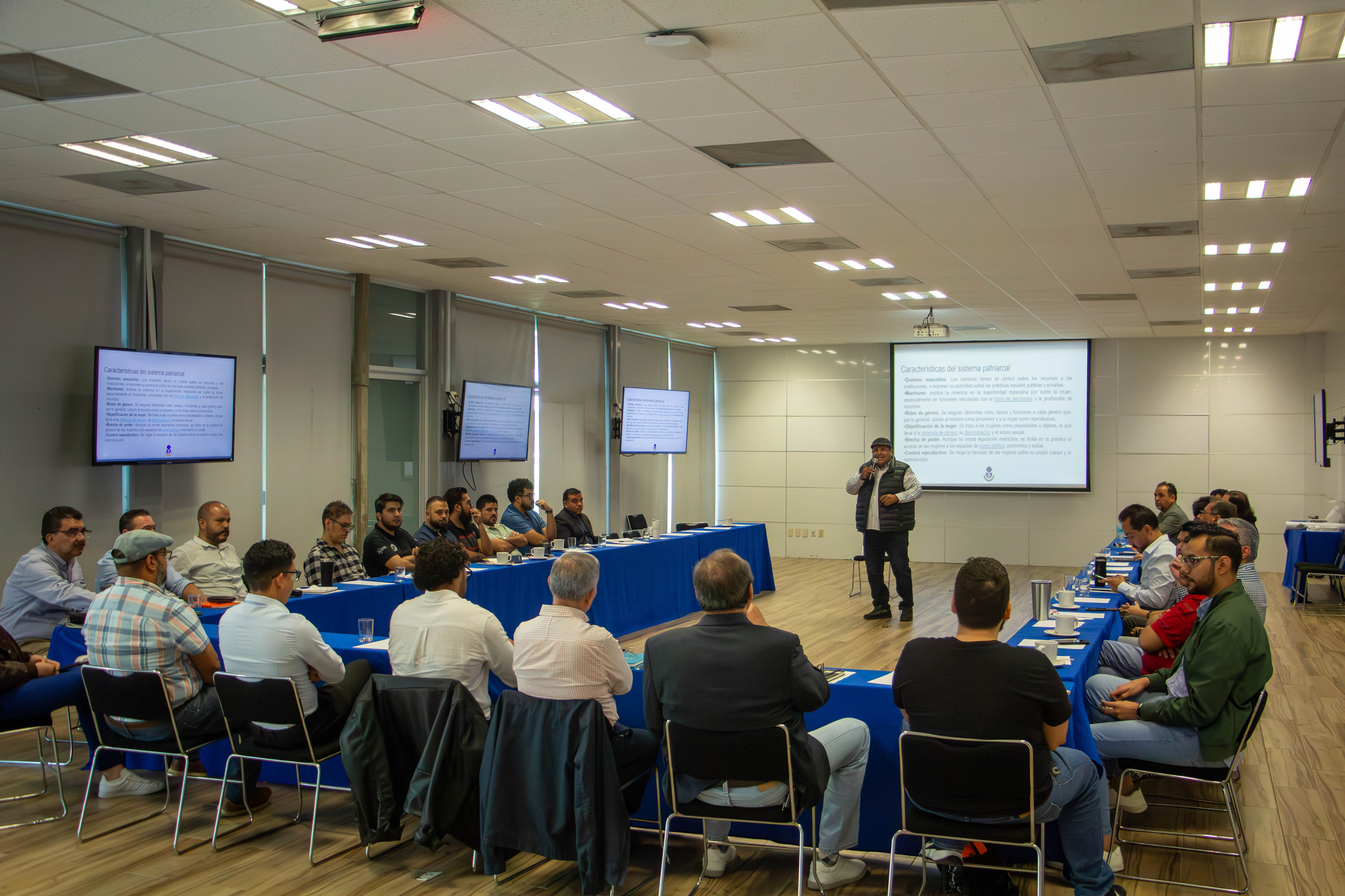 Autoridades del CUCEA reflexionan sobre masculinidades y violencia de género en jornada formativa