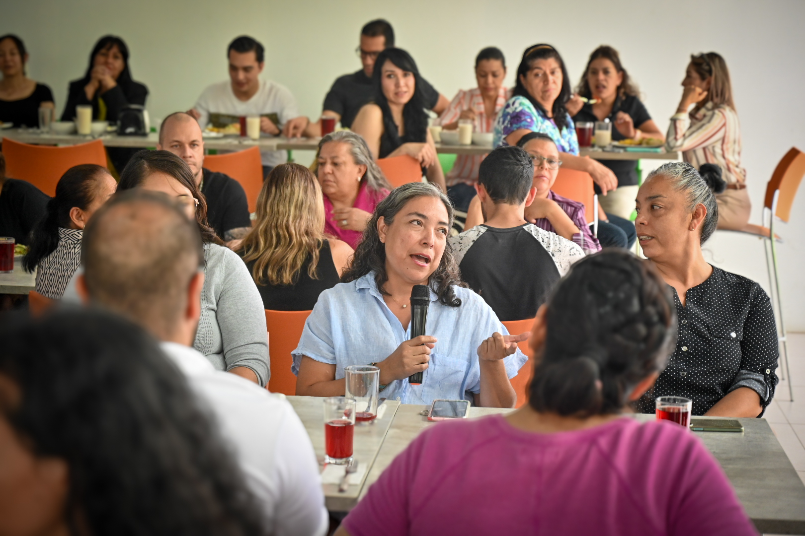 Rectora del CUCEA Fortalece Vínculos con Liderazgos Sindicales en Comida de Unidad Institucional