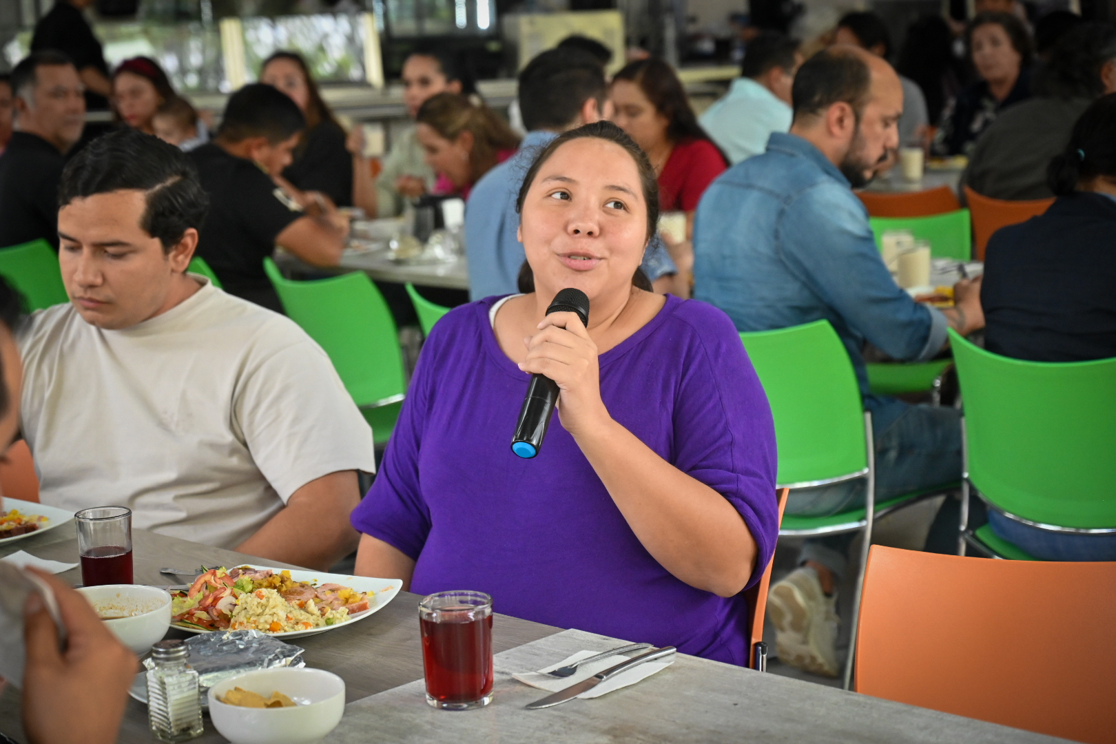Rectora del CUCEA Fortalece Vínculos con Liderazgos Sindicales en Comida de Unidad Institucional