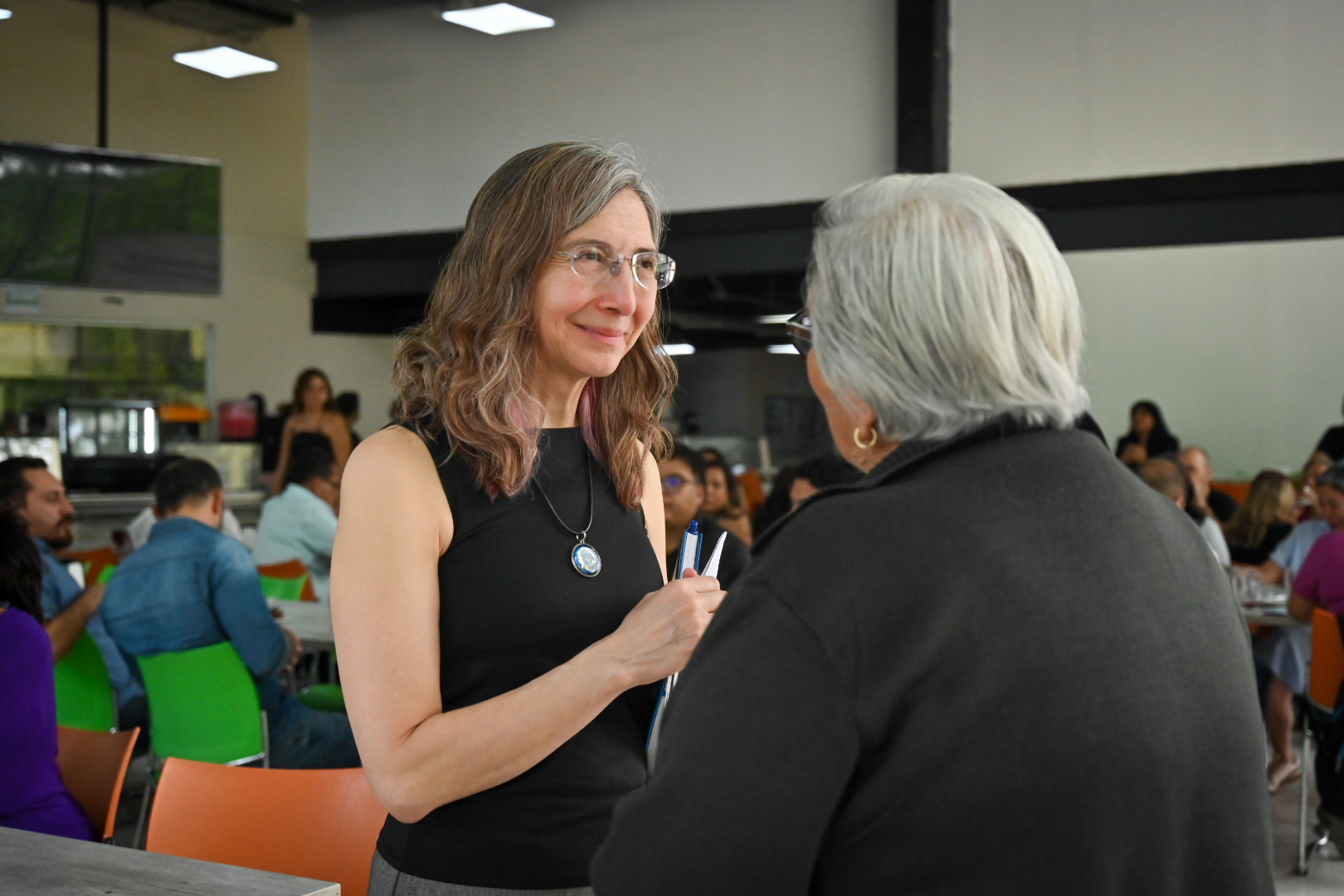Rectora del CUCEA Fortalece Vínculos con Liderazgos Sindicales en Comida de Unidad Institucional