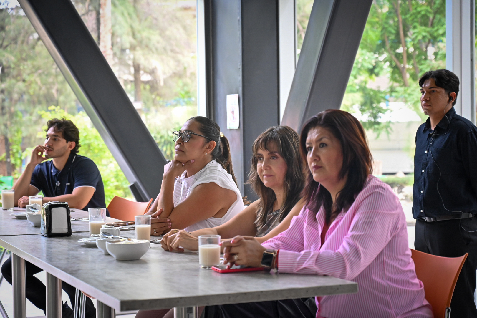 Rectora del CUCEA Fortalece Vínculos con Liderazgos Sindicales en Comida de Unidad Institucional