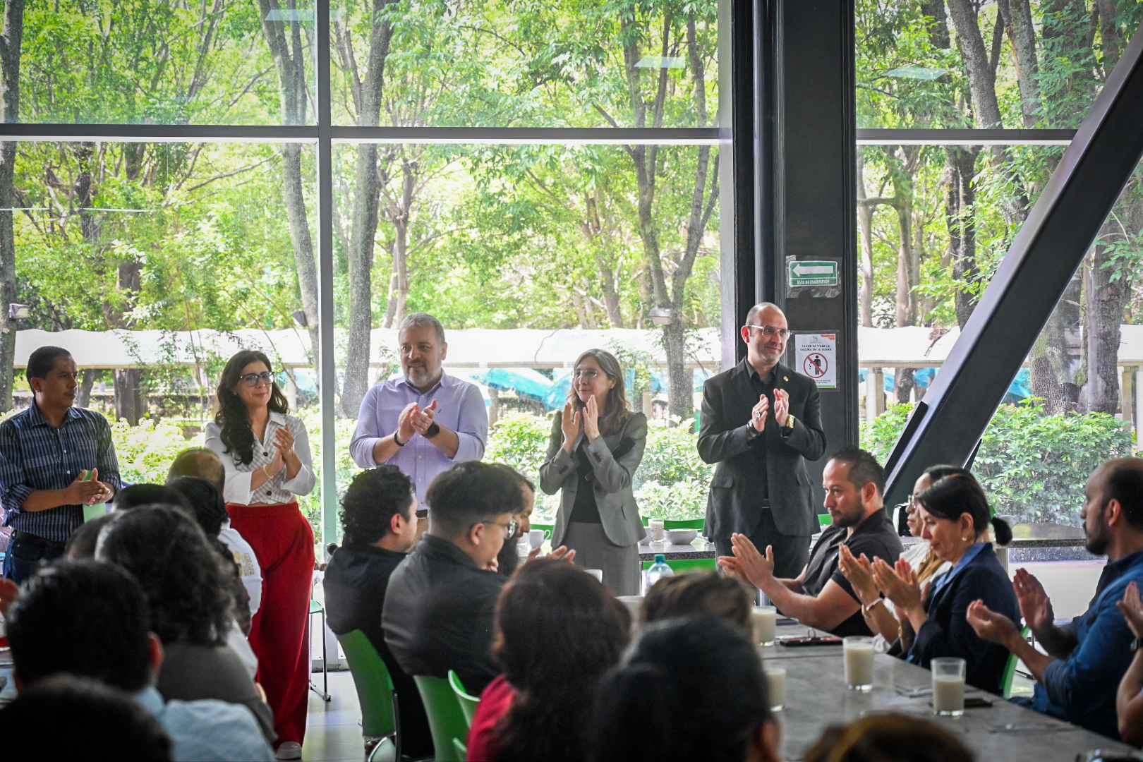 Rectora del CUCEA Fortalece Vínculos con Liderazgos Sindicales en Comida de Unidad Institucional